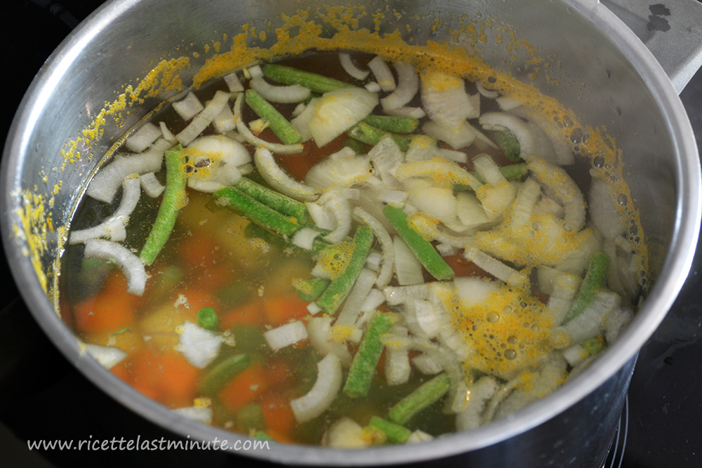 Prima fase di cottura: carote, patate, cipolle e fagiolini