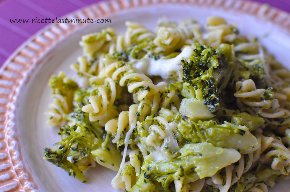 Ricetta della Pasta con broccoli e formaggio filante