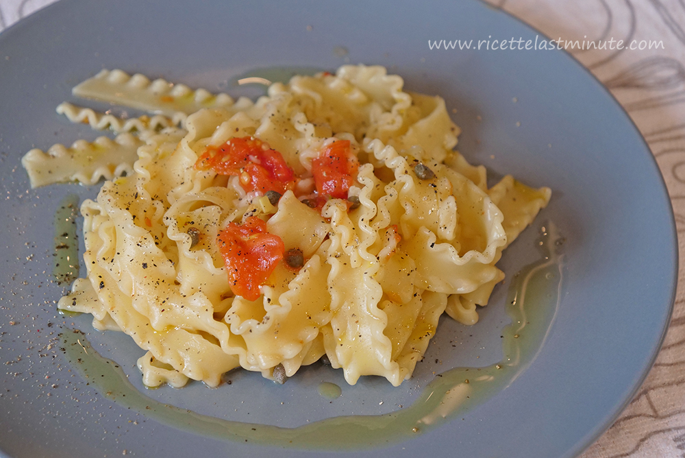 Ricetta della pasta light con pomodoro fresco, cipollina e capperi