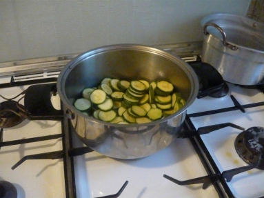 Zucchine tagliate a fette sottili e messe in pentola