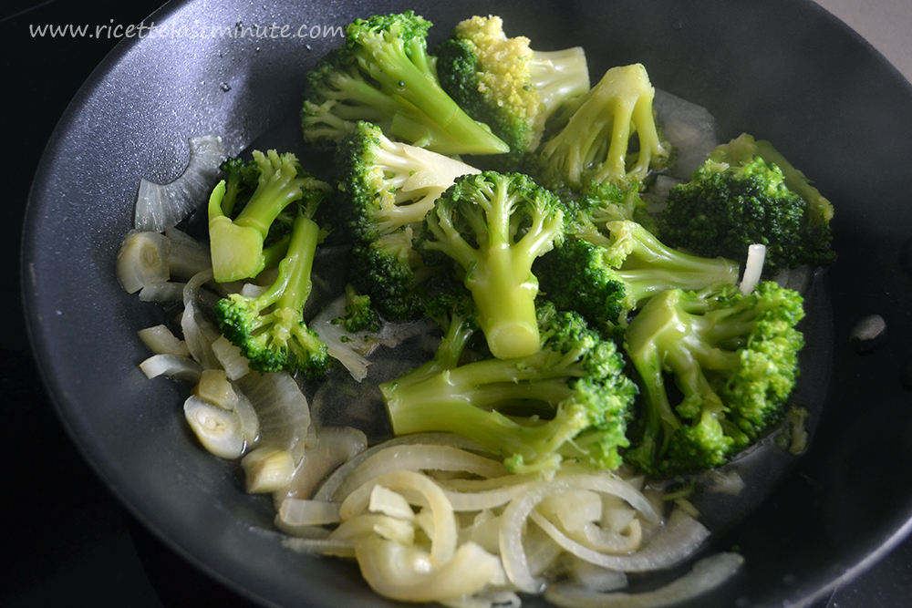 Broccoli scolati e messi insieme alla cipolla in padella