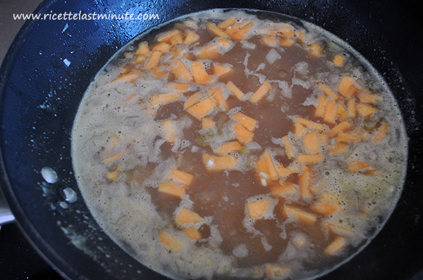 Cipolla, riso, brodo vegetale e melone Cantalupo in cottura