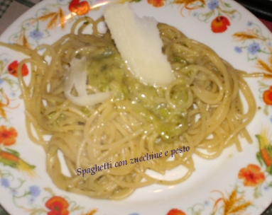 Spaghetti con pesto e zucchine