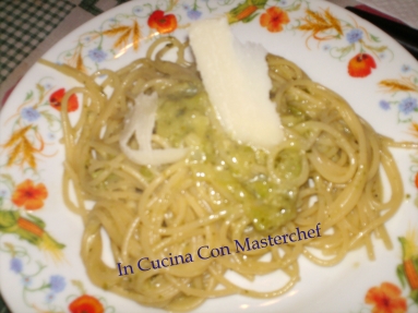 Spaghetti con zucchine e pesto