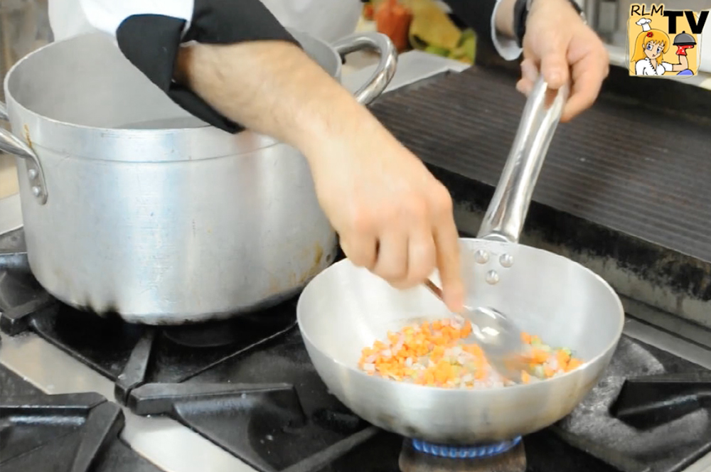 Fare rosolare in padella il mix di sedano, carota e cipolla