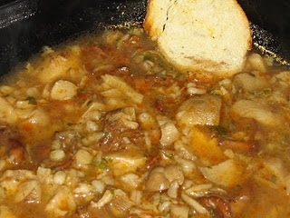 Zuppa in pentola con pane