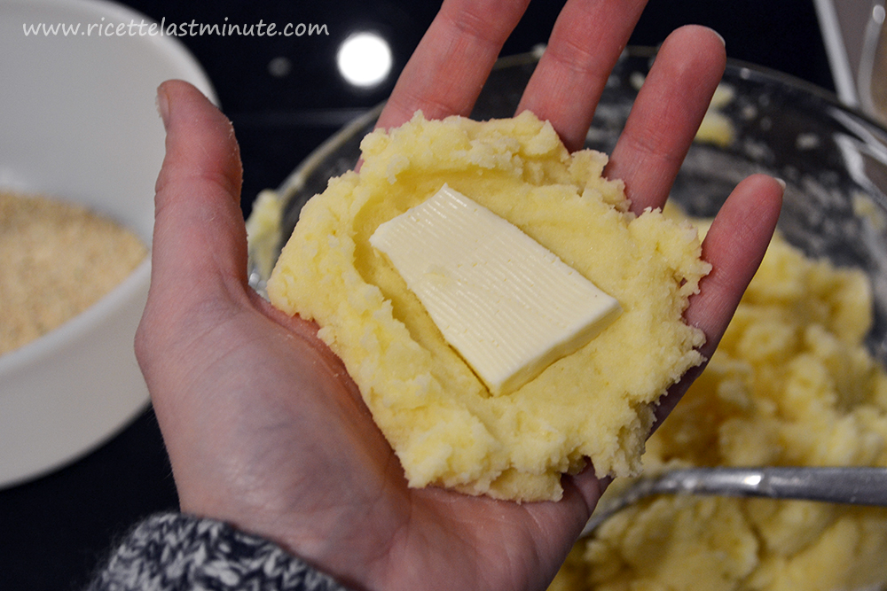 Formazione dei medaglioni di patate con il formaggio