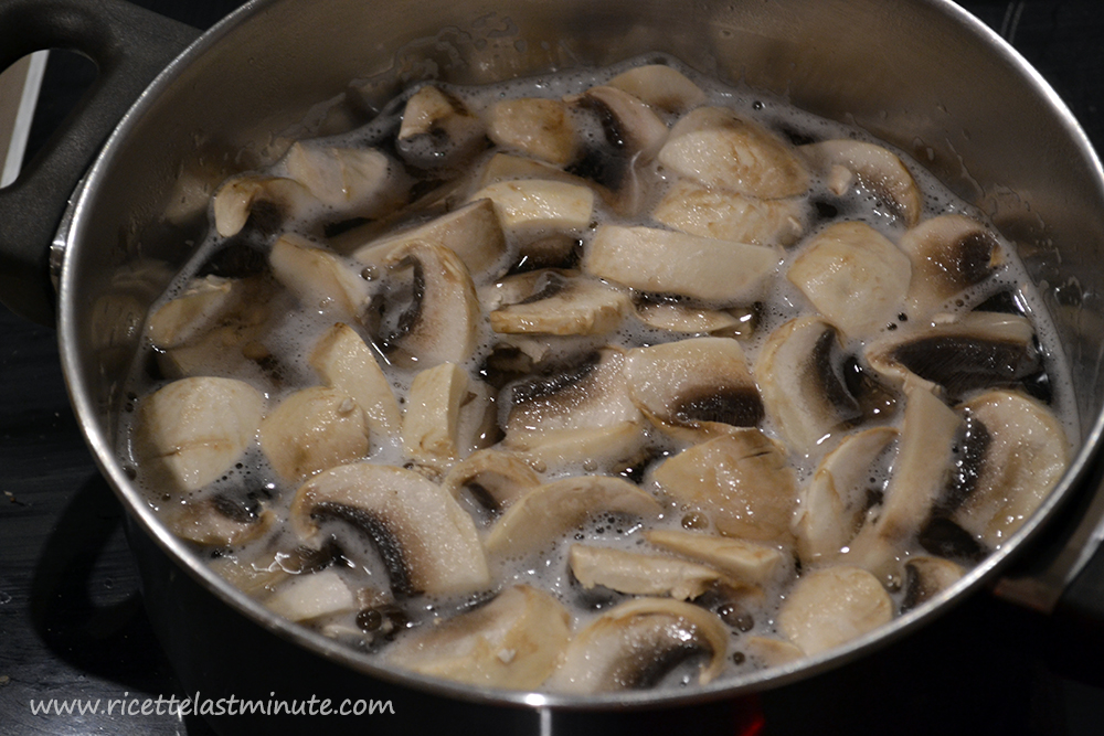 Funghi champignon in acqua bollente