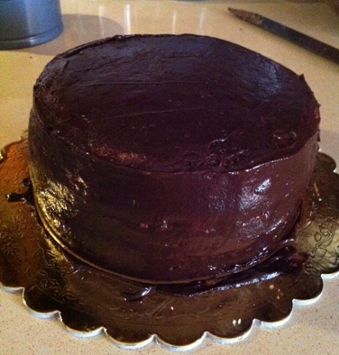 copertura di una torta in ganache al cioccolato